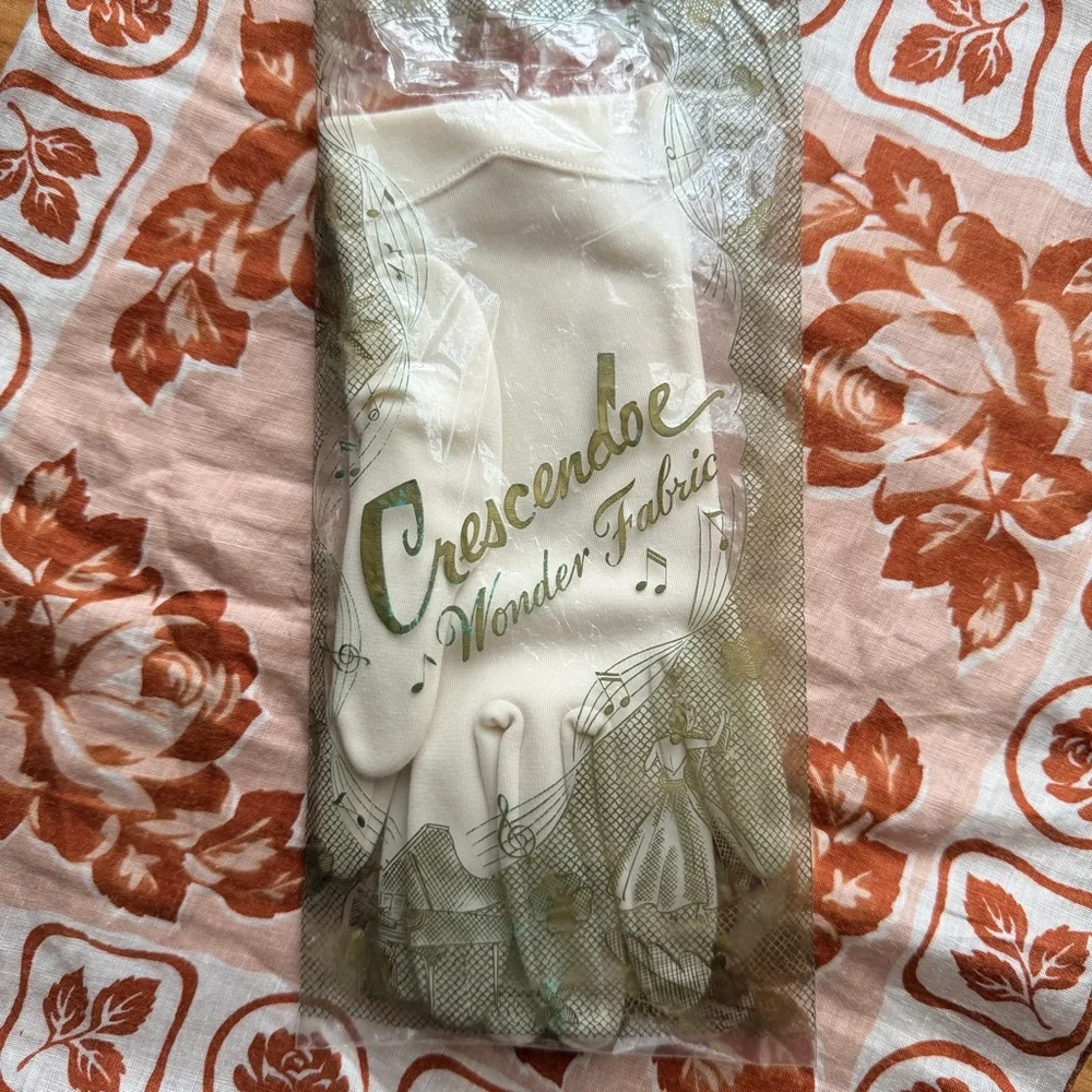 Vintage NWT Gloves With Bow Detail